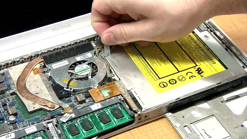 Cửa Hàng Sửa Chữa Macbook Nóng - Quạt Kêu To - Tự Tắt tại TPHCM
