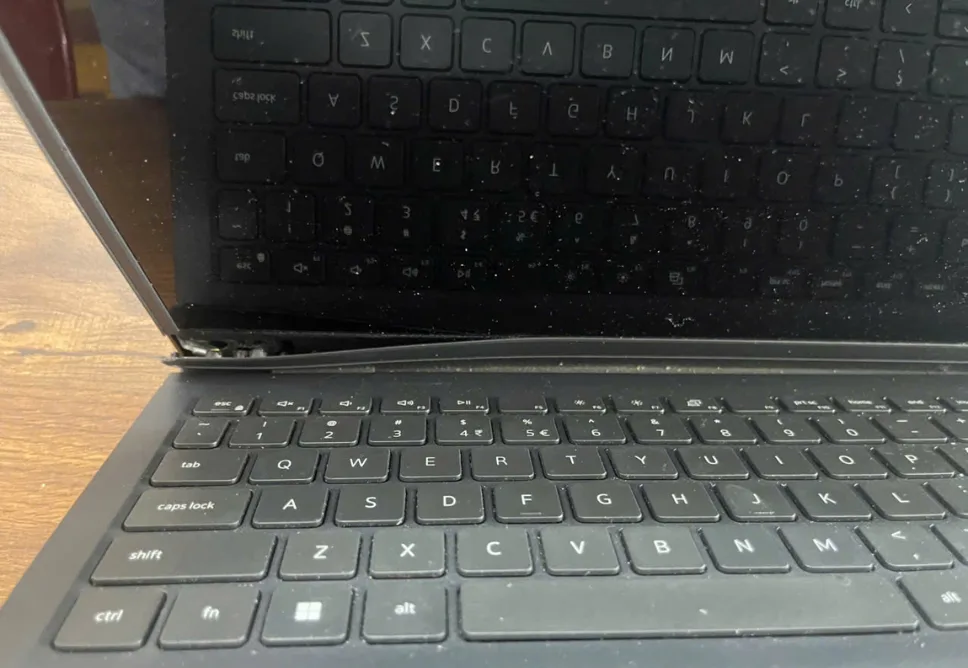 Địa Chỉ Sửa Bản Lề Laptop Bị Gãy, Lõng, Bung Vỏ Tại TPHCM