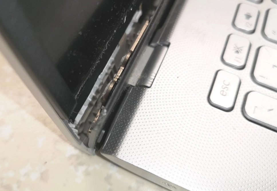 Địa Chỉ Thay Bản Lề Macbook Uy Tín Ở TPHCM