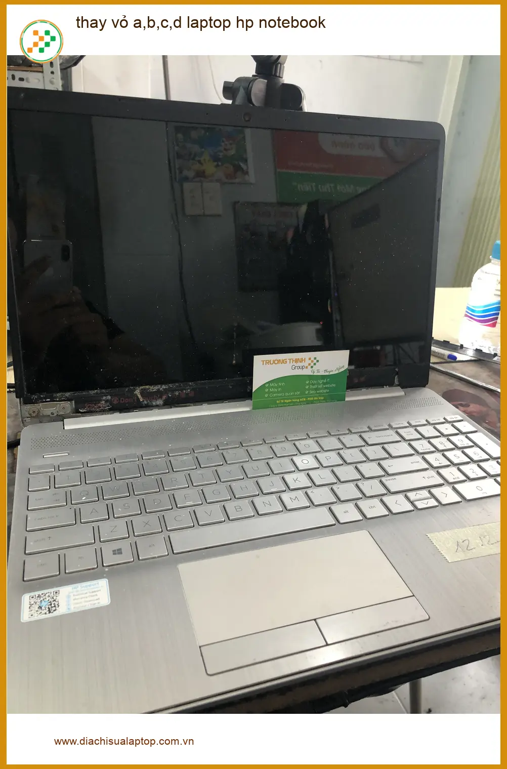 Chú Tùng loay hoay tìm nơi thay vỏ laptop HP bị vỡ Quận Bình Thạnh ảnh thực tế 1