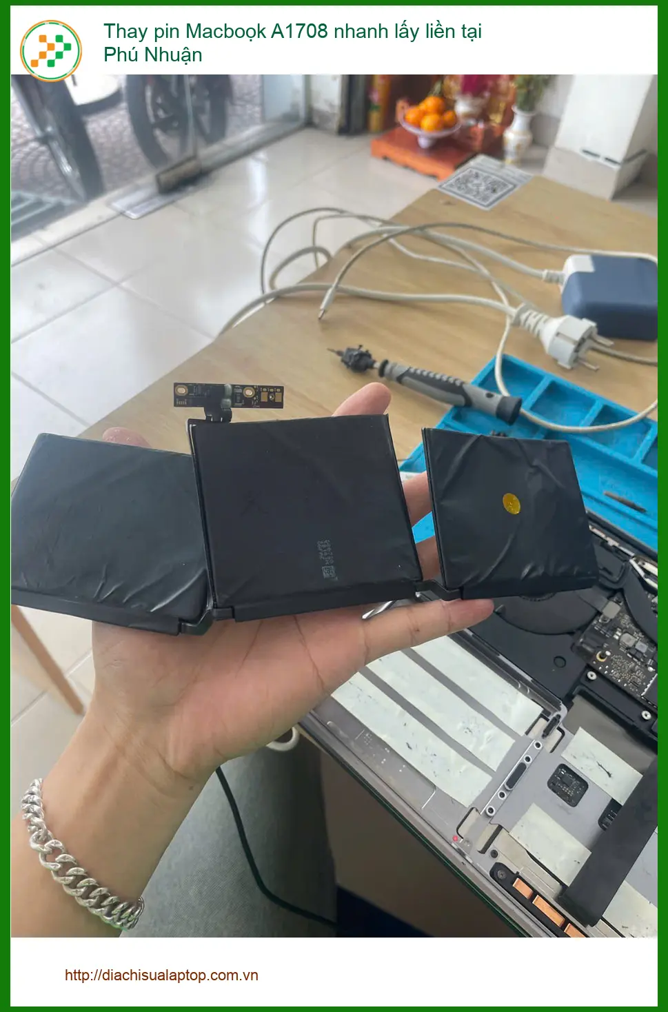 Chị Thanh biên tập viên tìm chỗ thay pin Macboọk A1708 nhanh lấy liền ở Phú Nhuận ảnh thực tế 2