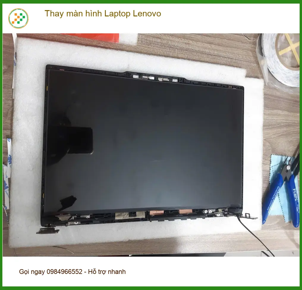 Dịch vụ Thay màn hình Laptop Lenovo Quận Tân Bình - Anh Đạt kỹ sư loay hoay với màn hình tối đen ảnh thực tế 1