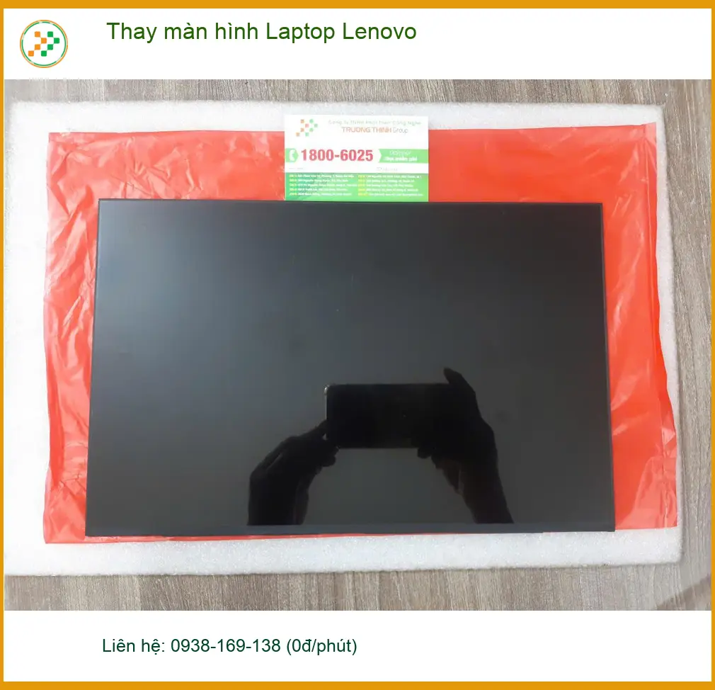 Dịch vụ Thay màn hình Laptop Lenovo Quận Tân Bình - Anh Đạt kỹ sư loay hoay với màn hình tối đen ảnh thực tế 2